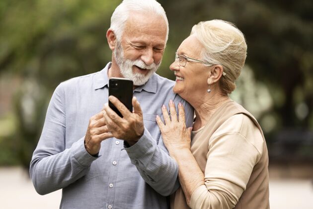 老年中枪老两口拿着电话爱情退休在一起