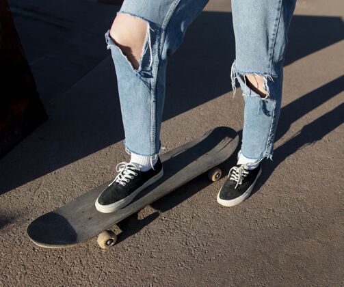 滑板把脚放在滑板上生活方式运动城市