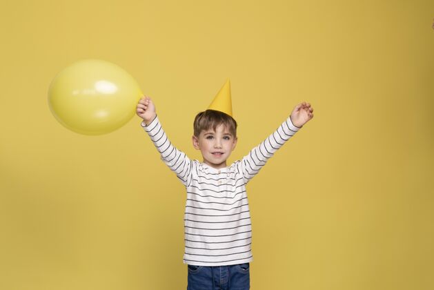 孩子笑脸小男孩孤立在黄色快乐生日聚会男孩