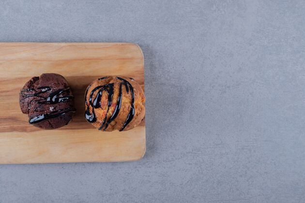 特写新鲜的巧克力和香蕉松饼放在木板上面包房高慕斯