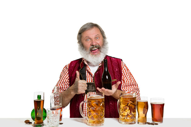 酒精高级专家男酒吧男招待拿着啤酒在工作室里隔离在白墙上柜台啤酒节专业