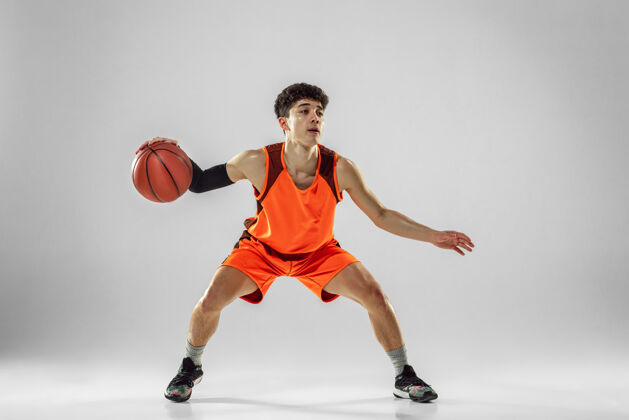 广告空间年轻的篮球队员穿着运动服训练 在运动中练习 在运动中奔跑隔离在白墙上运动装力量家伙