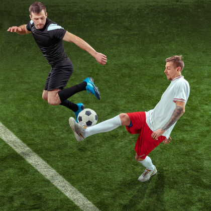 动作足球运动员在草地上抢球防守杯强壮