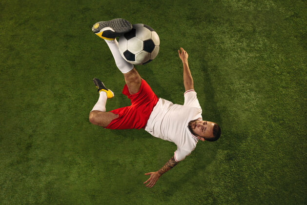 休闲绿草上足球或足球运动员的顶视图比赛比赛动作