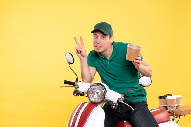 男信使正面图穿着制服的男信使拿着黄色的咖啡杯服务摩托车快餐