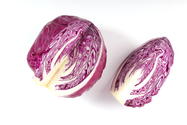 颜色白色表面上孤立的紫色卷心菜红色的卷心菜片隔离在白色的表面上食物叶子羽衣甘蓝