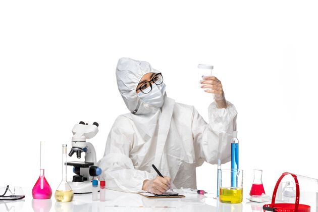 医学正面图年轻的女化学家穿着特殊的防护服 手里拿着空瓶子 在白色背景上写着实验室病毒-化学病毒健康空特殊病毒