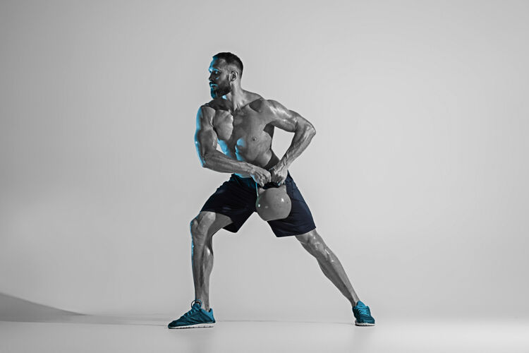 身体为了最好的自我年轻的白种人健美训练工作室背景下的霓虹灯肌肉男模特与重量概念的运动 健美 健康的生活方式 运动和行动霓虹灯运动抱持