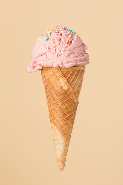 晶圆在五颜六色的冰激凌上放一个草莓勺奶油工匠健康