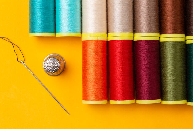 缝纫多种颜色的缝纫线和整齐放置的针套顶针织物缝纫线