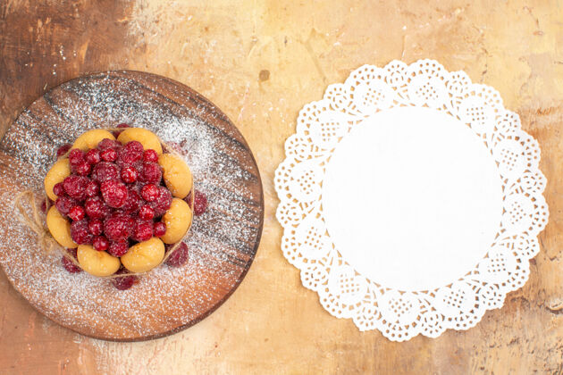 早餐自制软蛋糕的垂直视图与水果和餐巾纸在木制切割板上的混合颜色表饮食木材营养
