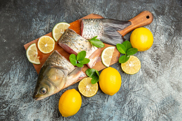 食品顶视图切片新鲜鱼与柠檬光表面柠檬金橘海洋