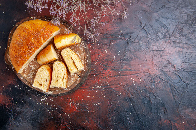 桔子俯视图甜点切成片在黑暗的表面水顶部甜糕点