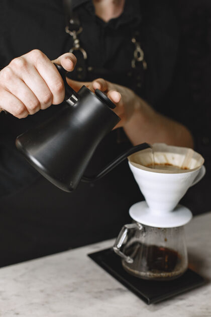 工人黑咖啡咖啡师冲泡饮料咖啡在玻璃罐里咖啡馆热混合