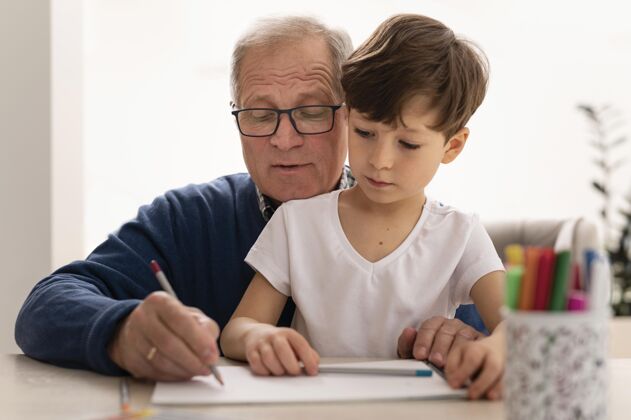 世代小男孩和奶奶一起做作业水平室内男孩