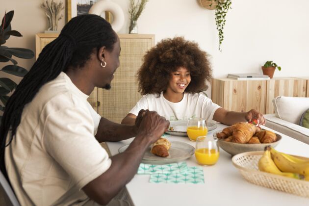 男人小女孩和她爸爸一起吃早餐父亲父亲室内活动