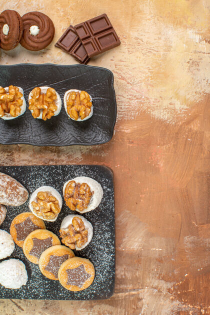 烘焙食品顶视图美味的糖果饼干和糖果放在木桌上蛋糕糖果盘子
