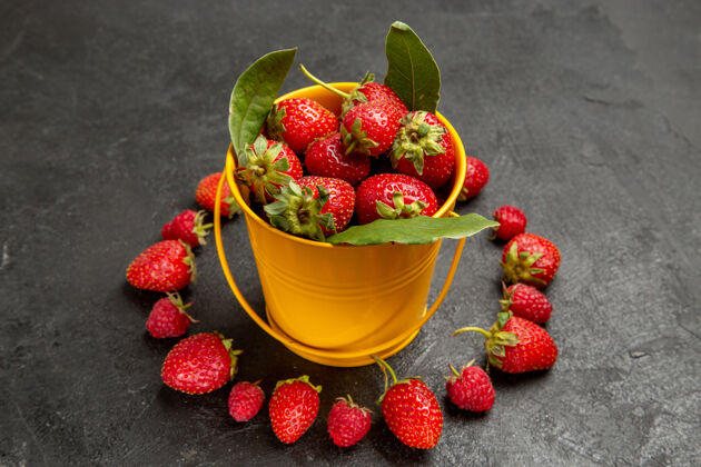 多汁前视图新鲜的红色草莓在黑暗的背景下农产品可食用水果新鲜