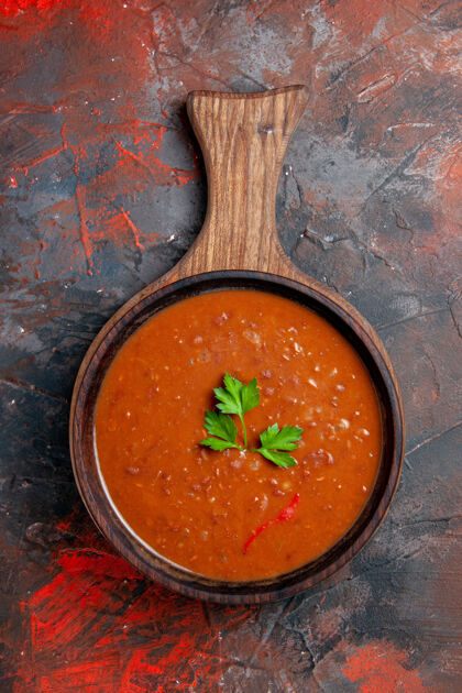 餐混合色背景上的棕色砧板上的经典番茄汤的垂直视图餐厅健康午餐