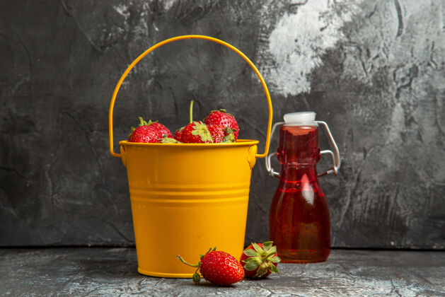 健康前视图新鲜草莓在篮子里一个黑暗的背景水果里面新鲜