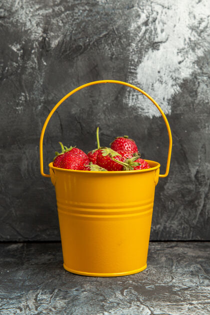 食物前视图新鲜草莓在篮子里黑暗的背景浆果容器桶