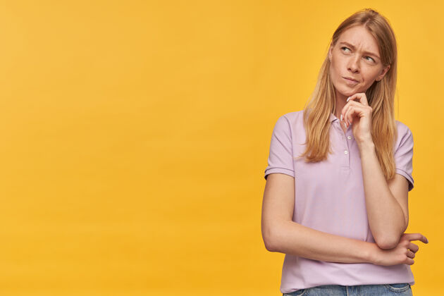离开体贴专注的女士 带着淡紫色的雀斑T恤 一边思考一边看着黄色的空地沉思可爱雀斑