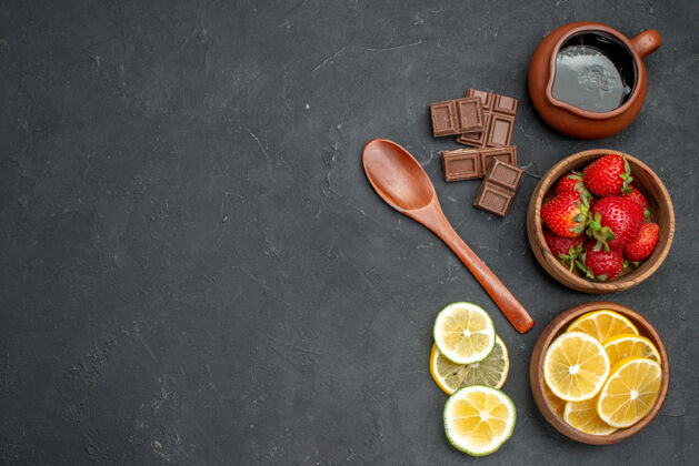 勺子顶视图新鲜水果草莓和柠檬在灰色的表面金属新鲜水果餐具
