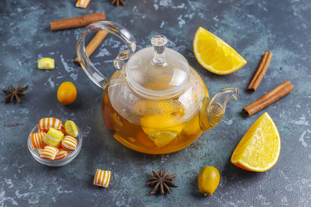 液体用橘子 蜂蜜和肉桂制成的热健康的暖冬茶茴香美味热