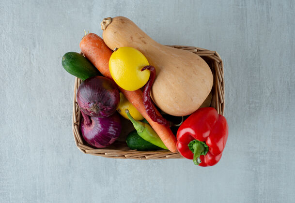 南瓜一堆各种各样的蔬菜放在木篮里洋葱胡椒胡萝卜