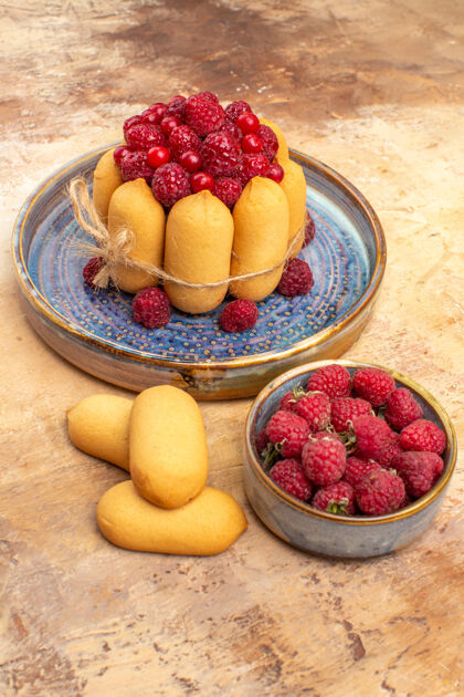 甜点混色桌上新鲜出炉的软蛋糕 带水果和饼干花的垂直视图饼干新鲜可食用水果