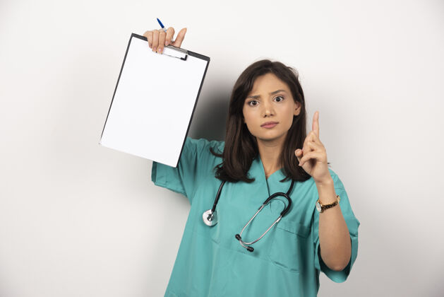 医生女医生用听诊器拿着白色背景的剪贴板高质量的照片医院女性工人