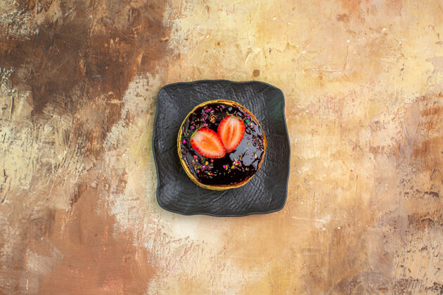 葡萄酒顶视图美味的巧克力糖衣薄煎饼在一个光桌上蛋糕磁盘金属