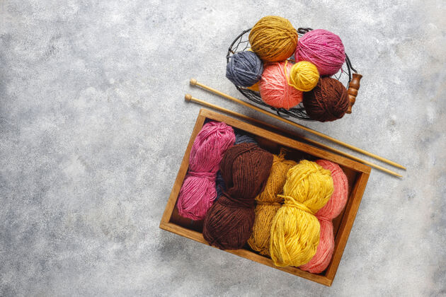 针织用针线编织成不同颜色的纱线球卷爱好护理