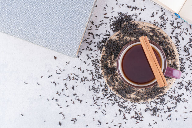 马克杯一杯红茶加肉桂棒和干茶茶热的陶瓷的