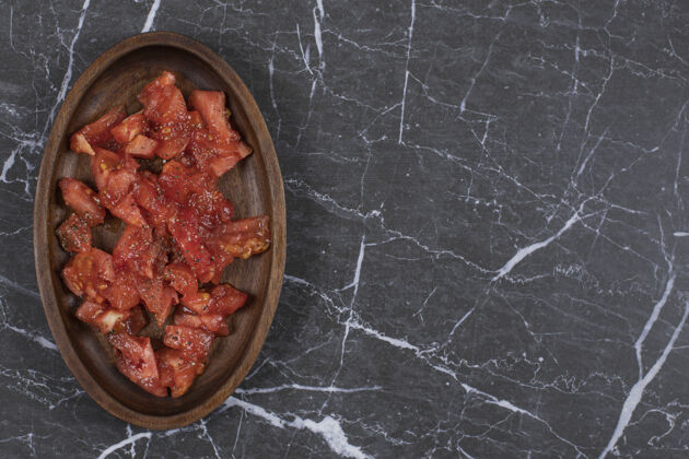 食物大理石上的西红柿木盘大理石美味盘子