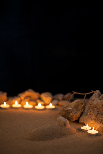 辉光在小小的坟墓周围点着蜡烛 在黑暗的表面上留下记忆记忆夜坟墓