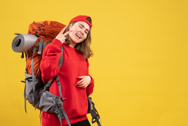背包正面图穿着红色背包的年轻女旅行者示意胜利标志正面胜利手势