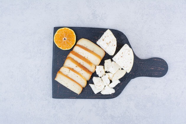 橙子白面包片和橘子片放在砧板上水果切片自然