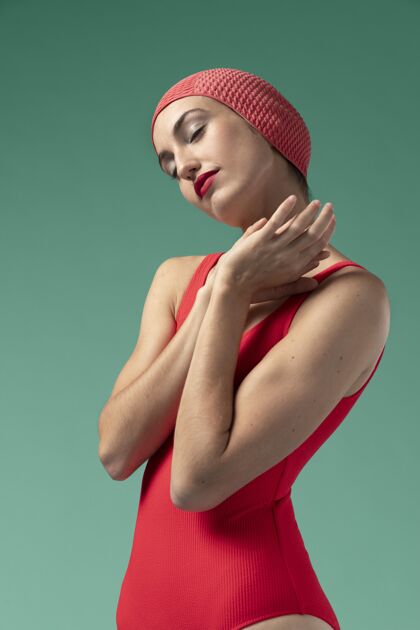 模特穿红色泳衣的年轻女子女士身体时尚