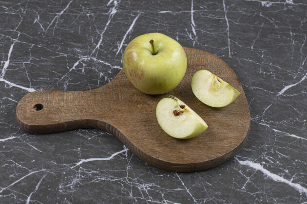水果整个苹果和切成片的苹果放在木板上苹果零食健康