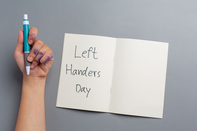 左一个女人左手拿着笔左手日概念储蓄国际学生