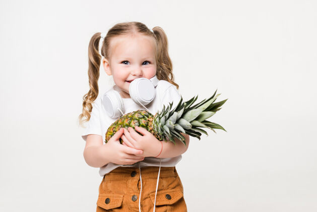 水果带着菠萝微笑的美丽小女孩可爱健康小女孩