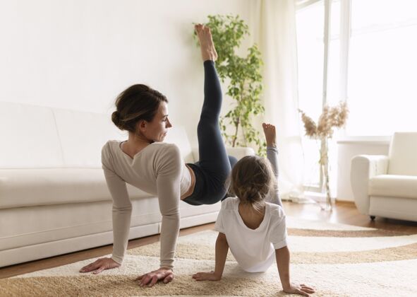 室内全镜头的女人和女孩在室内工作健康练习锻炼