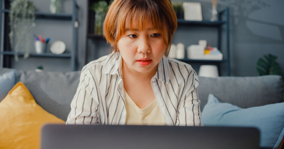 自由职业者女士休闲装使用笔记本电脑在线学习客厅在家电脑商务女性女性