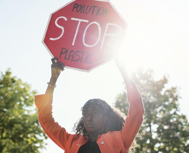 社区女人士举着停车标志抗议中镜头环境