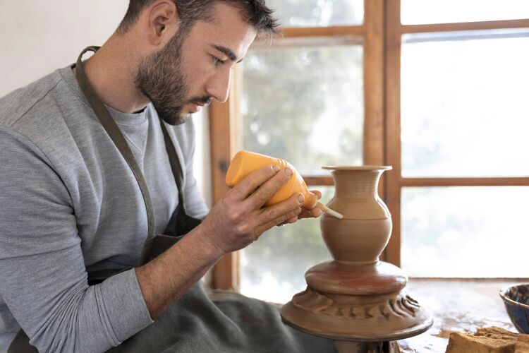 爱好在陶艺作坊工作的创意人工作职业创意