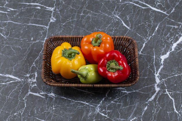 美味广角照片新鲜成熟的甜椒在编织篮鲜亮有机食品