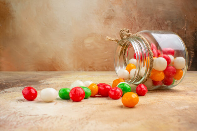 饮食前视图彩色糖果玻璃罐内的灯光背景背景手镯糖果