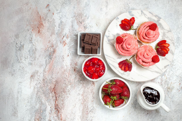 玫瑰白色表面有果酱的粉色草莓蛋糕俯视图食物果酱水果