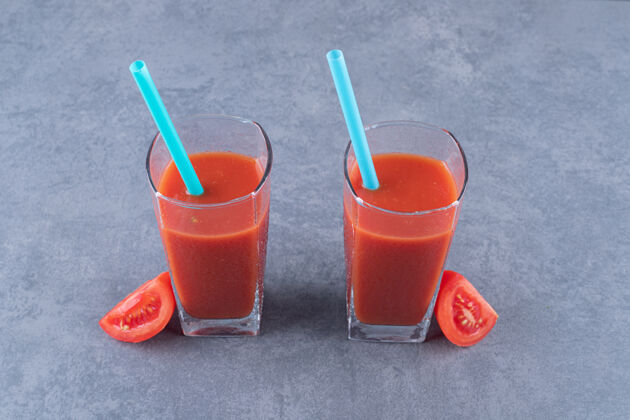 健康两杯番茄汁和番茄片的特写照片素食早餐蔬菜